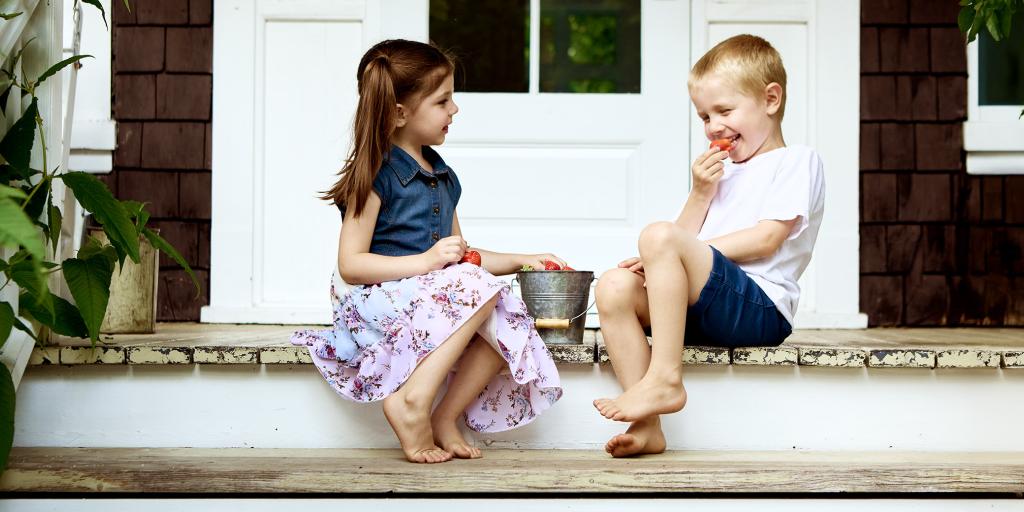 Assurance habitation – Deux enfants rient ensemble